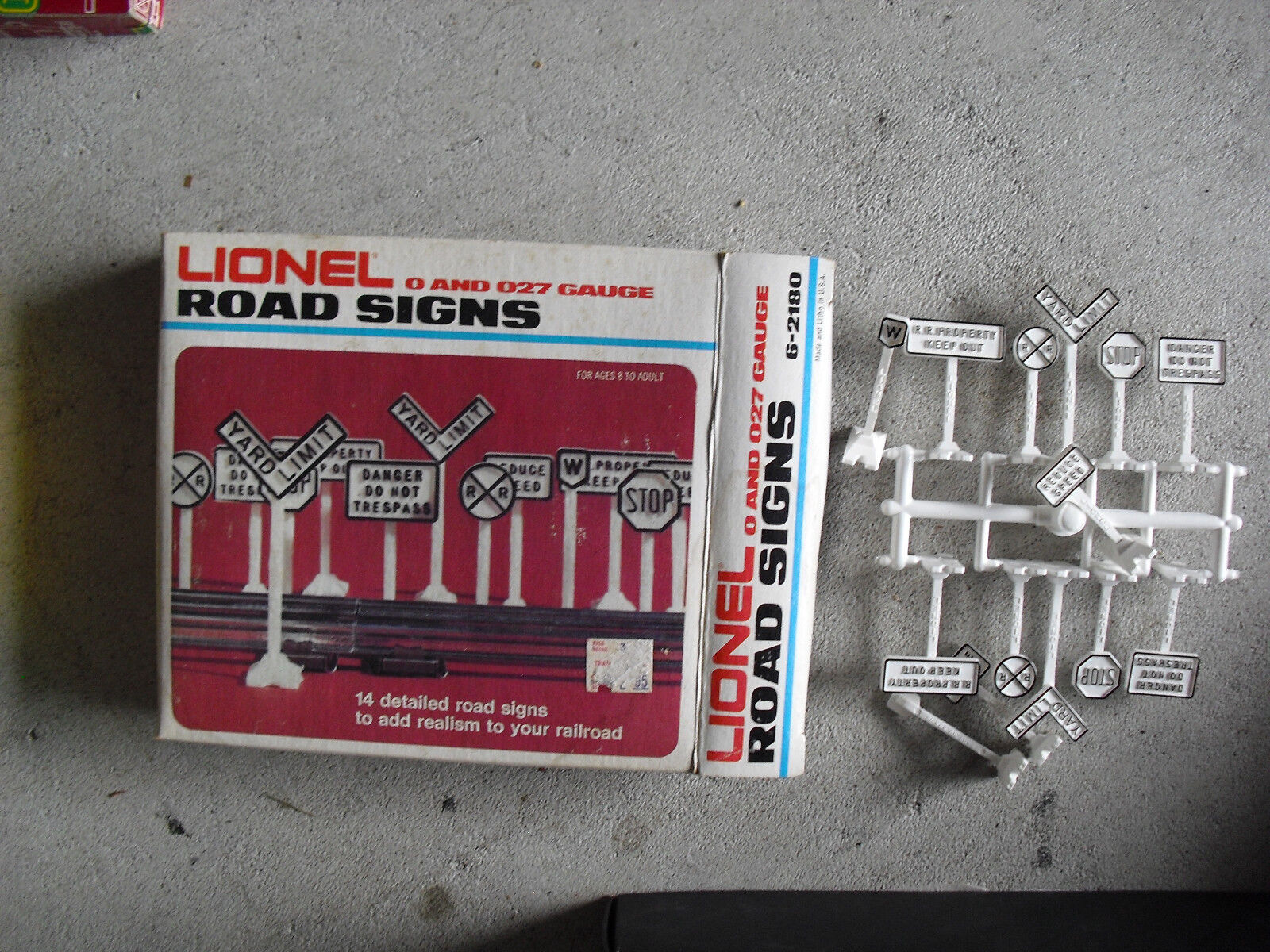 Vintage O Scale Lionel Road Signs NIB 2180