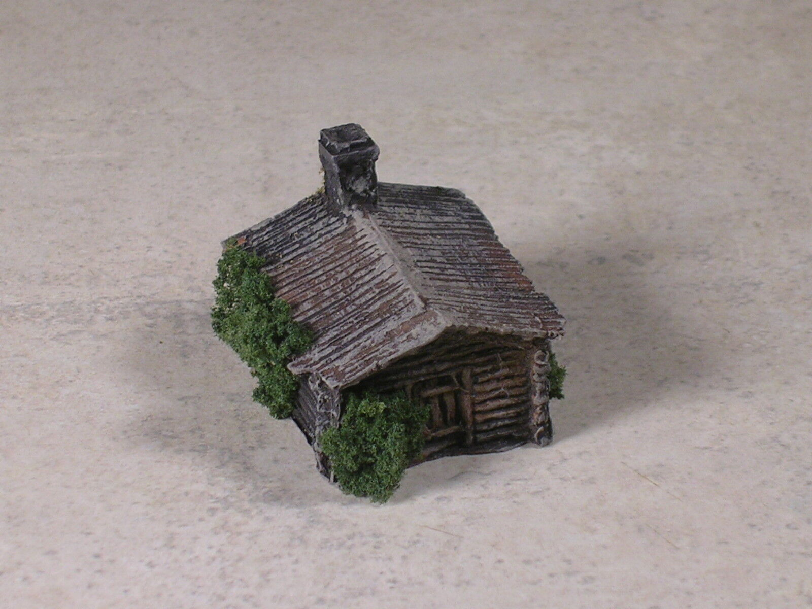 Z Scale Hunting Camp Log Cabins weathered, Version #6
