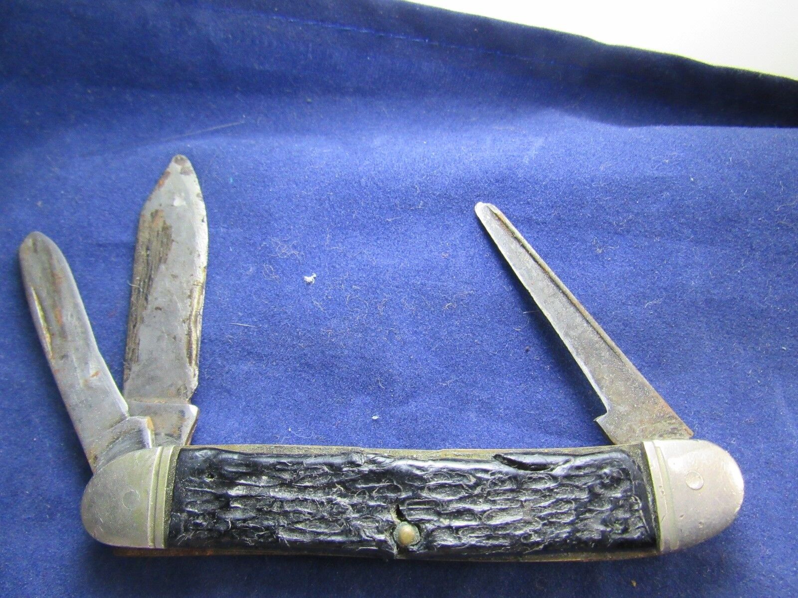 Vintage  pocket knife in original condition great patina name plate missing USA
