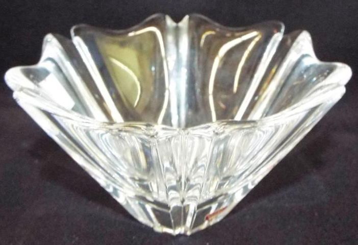 MAGNIFICENTLY DETAILED ORREFORS SWEDISH CRYSTAL BOWL WITH SCALLOPED EDGES