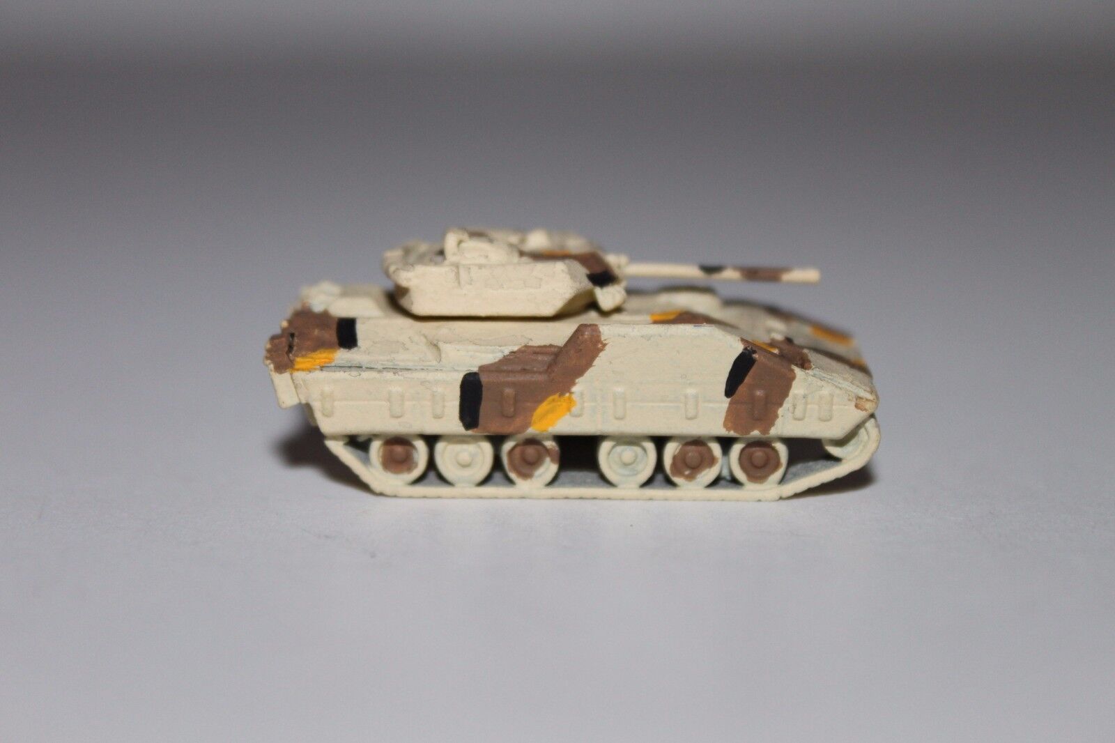 N Scale Custom Handpainted Army Desert Camo M2 Bradley APC F/V for Layout