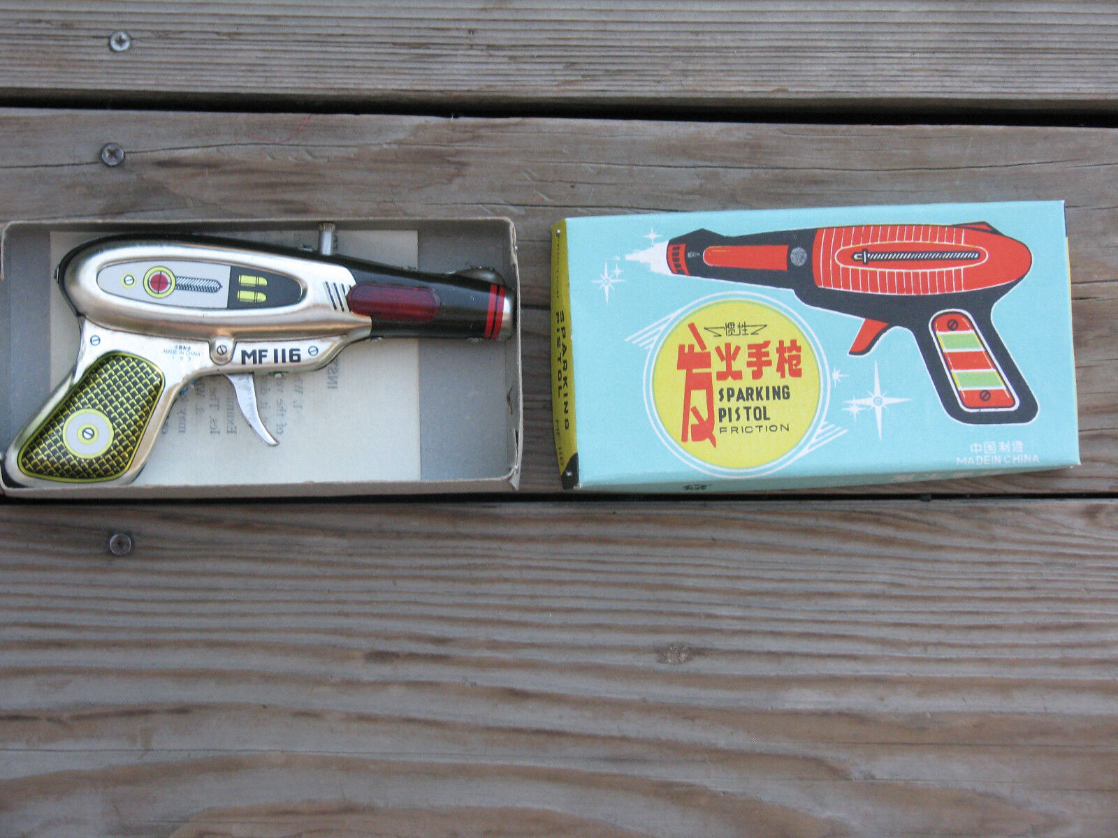 VINTAGE 1970\'S TIN FRICTION SPACE SPARKING PISTOL MF 116 IN BOX LITHO CHINA RARE