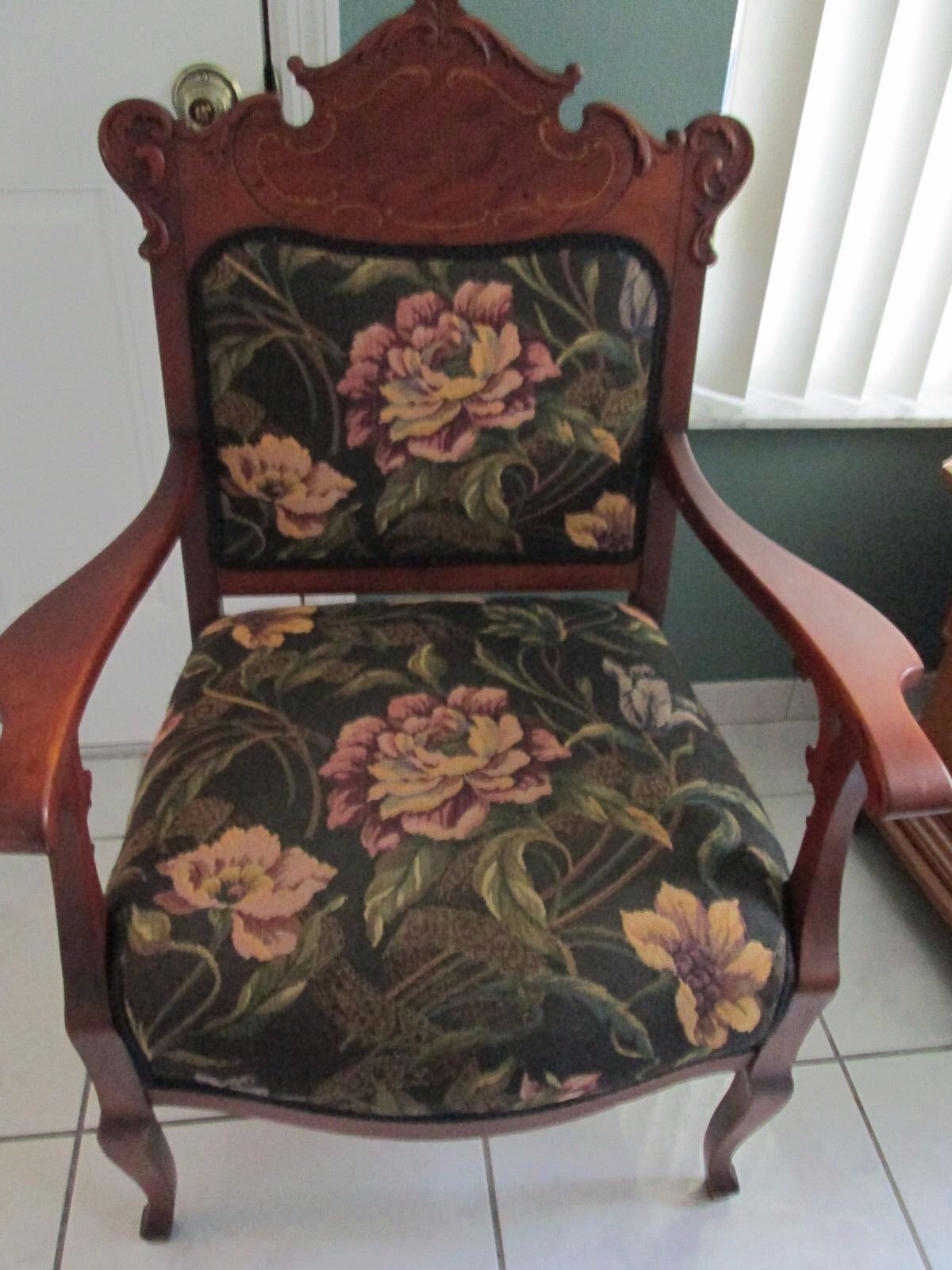 BEAUTIFUL ANTIQUE VICTORIAN WALNUT PARLOR CHAIR (FLORAL UPHOLSTERY)